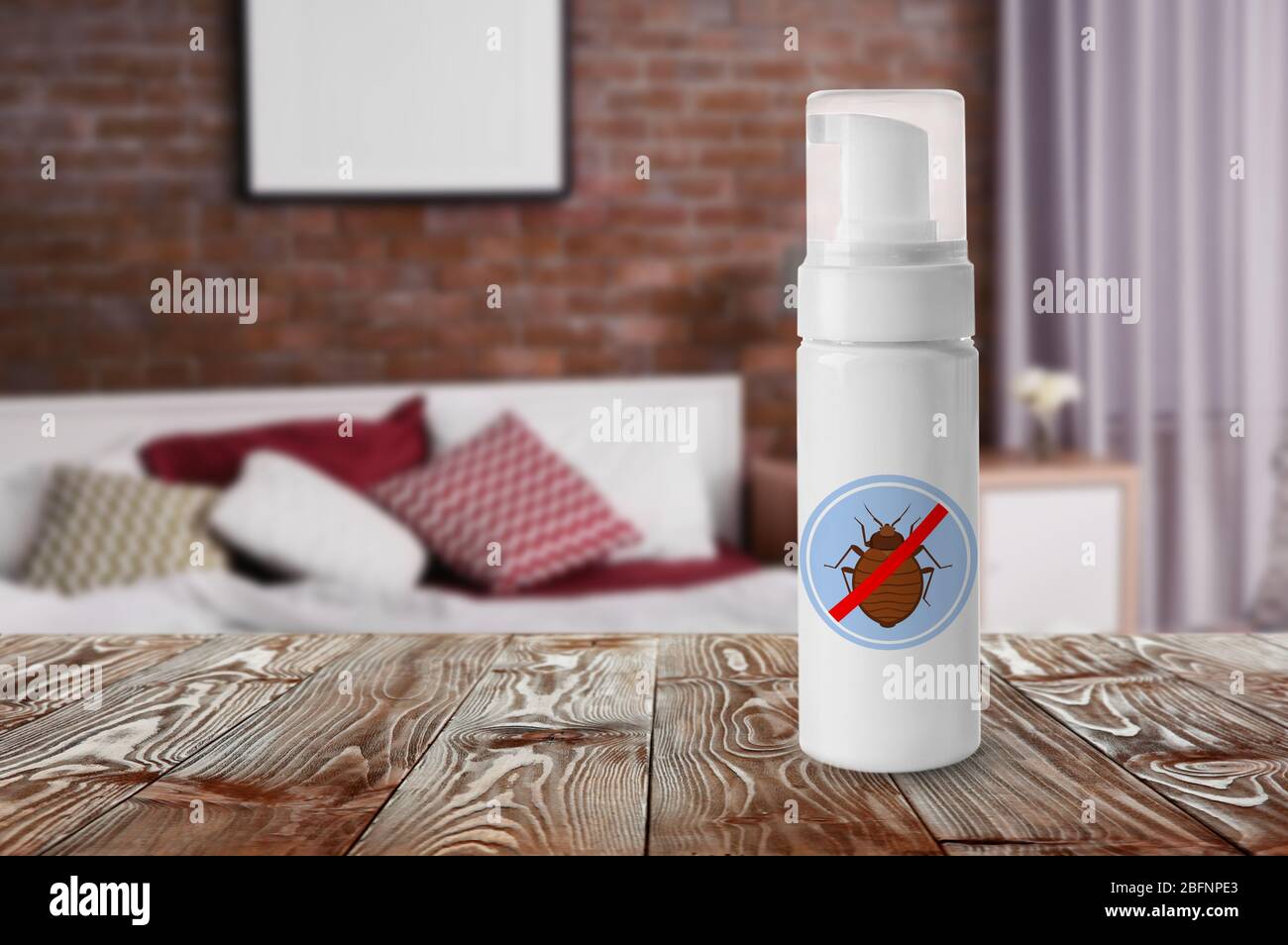 Flasche Anti-Bettwanzen-Waschmittel auf dem Tisch im Schlafzimmer  Stockfotografie - Alamy