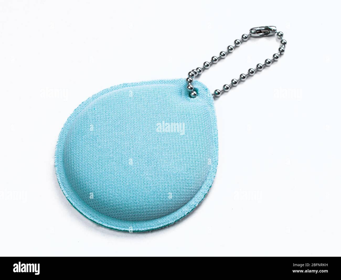Himmelblau Preisschild auf Metallspitze isoliert auf weiß. Aus weicher Baumwolle Stockfoto
