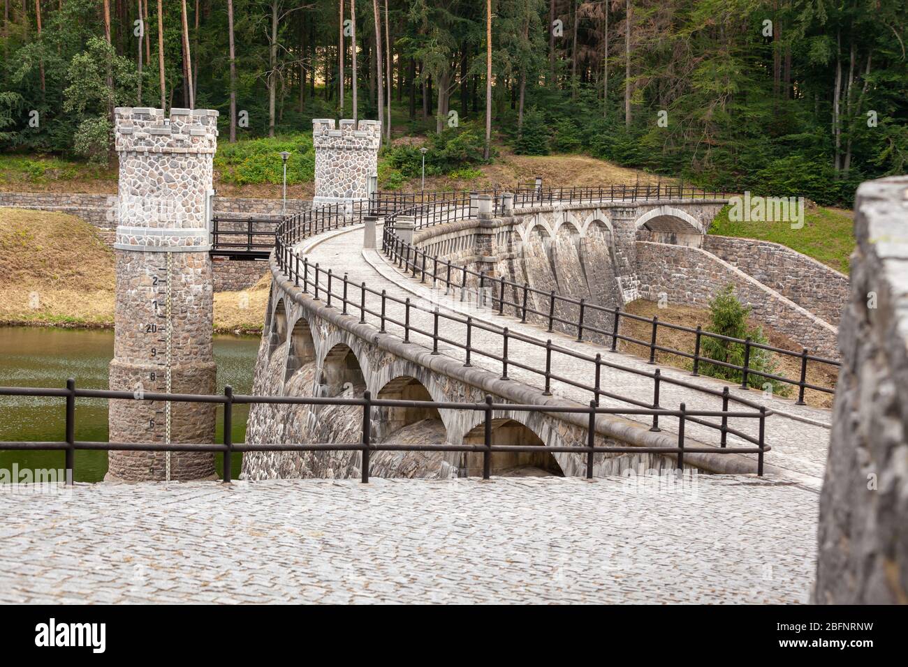 Alte Steinerne Damm Parizov in Tschechien Stockfoto