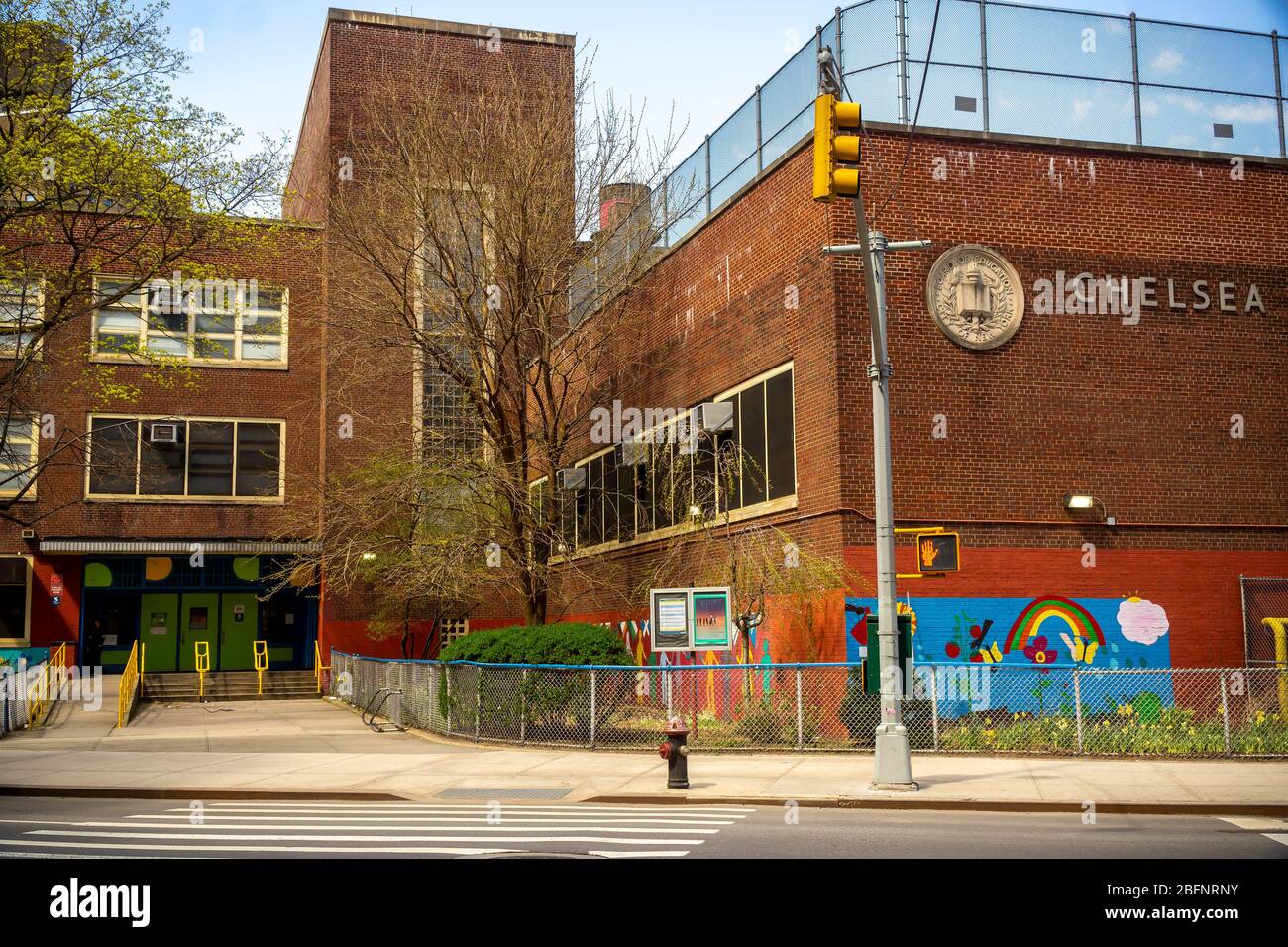 Die geschlossene PS33 im Chelsea-Viertel von New York am Samstag, 11. April 2020. Der Bürgermeister von New York, Bill De Blasio, kündigte an, dass die öffentlichen Schulen in New York City für den Rest des Schuljahres geschlossen werden und hoffentlich im September wieder eröffnet werden. (© Richard B. Levine) Stockfoto