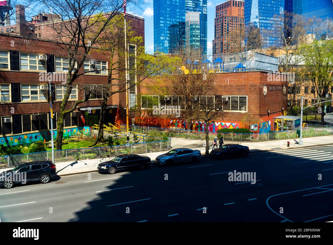 Die geschlossene PS33 im Chelsea-Viertel von New York am Samstag, 11. April 2020. Der Bürgermeister von New York, Bill De Blasio, kündigte an, dass die öffentlichen Schulen in New York City für den Rest des Schuljahres geschlossen werden und hoffentlich im September wieder eröffnet werden. (© Richard B. Levine) Stockfoto