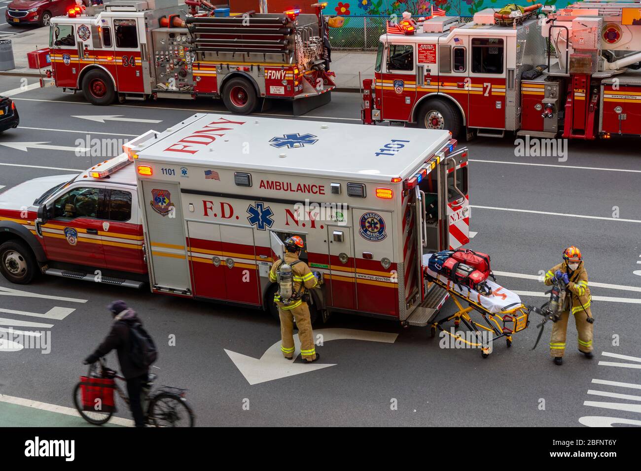 Die EMT der FDNY mobilisieren für einen Vorfall im New Yorker Stadtteil Chelsea am Sonntag, den 12. April 2020. (© Richard B. Levine) Stockfoto