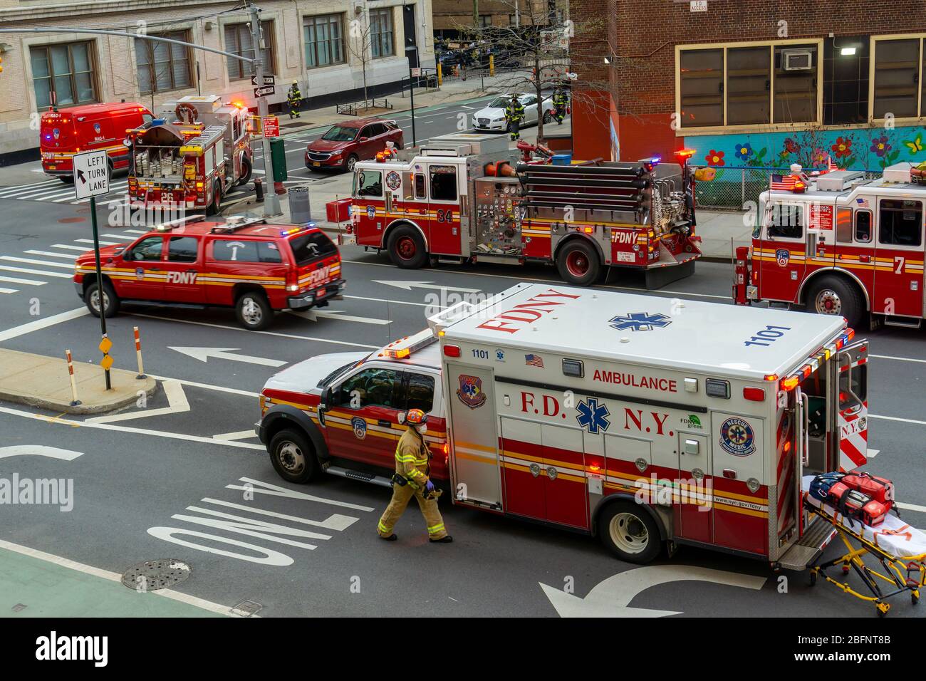 Ersthelfer mobilisieren sich für einen Vorfall im New Yorker Stadtteil Chelsea am Sonntag, den 12. April 2020. (© Richard B. Levine) Stockfoto