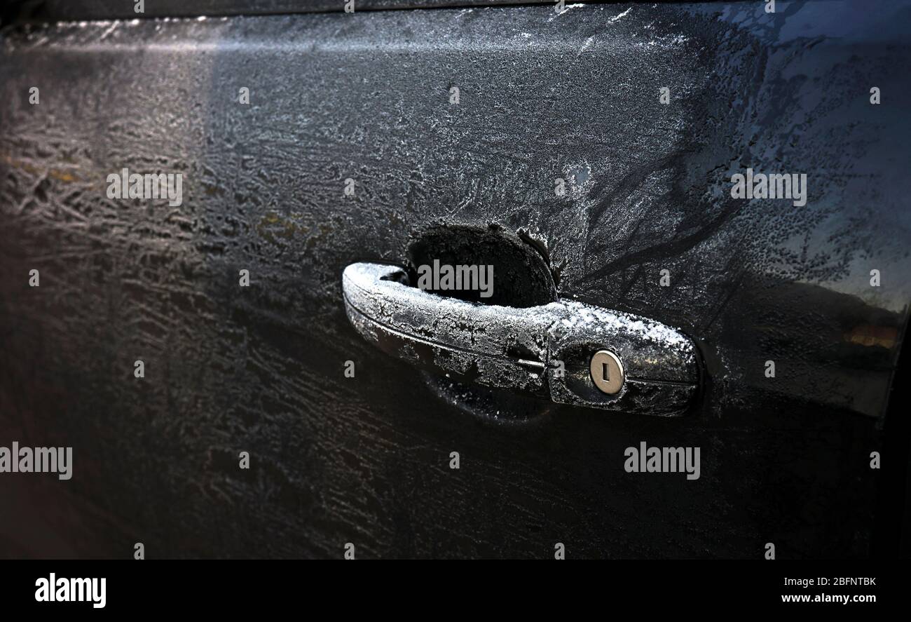 Kalte Temperaturen haben ein Autoschloss und einen Griff eingefroren. Stockfoto