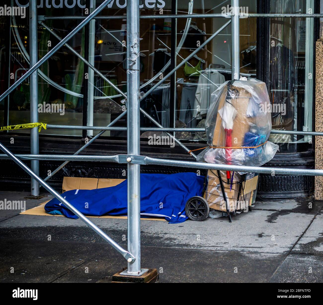 Einzelperson schläft auf dem Bürgersteig im Flatiron Viertel von New York am Samstag, 18. April 2020. (© Richard B. Levine) Stockfoto