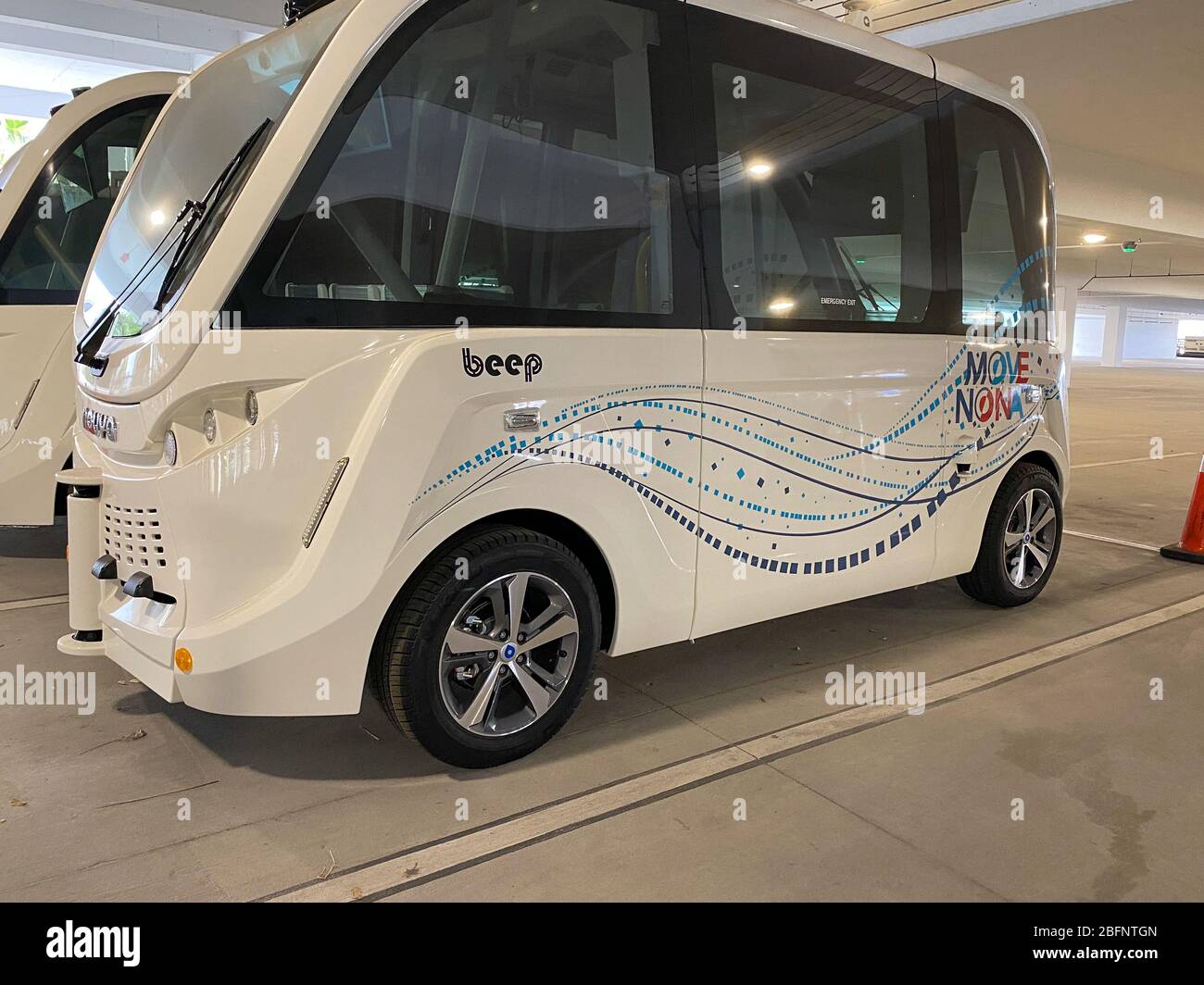 Orlando, FL/USA-10/20: Beep Shuttles in einem Parkhaus in Laureate Park, Lake Nona, Orlando, FL. Beep ist ein gemeinsam genutztes Shuttle für Mobilität, das sich auf dem Laufwerk befindet Stockfoto