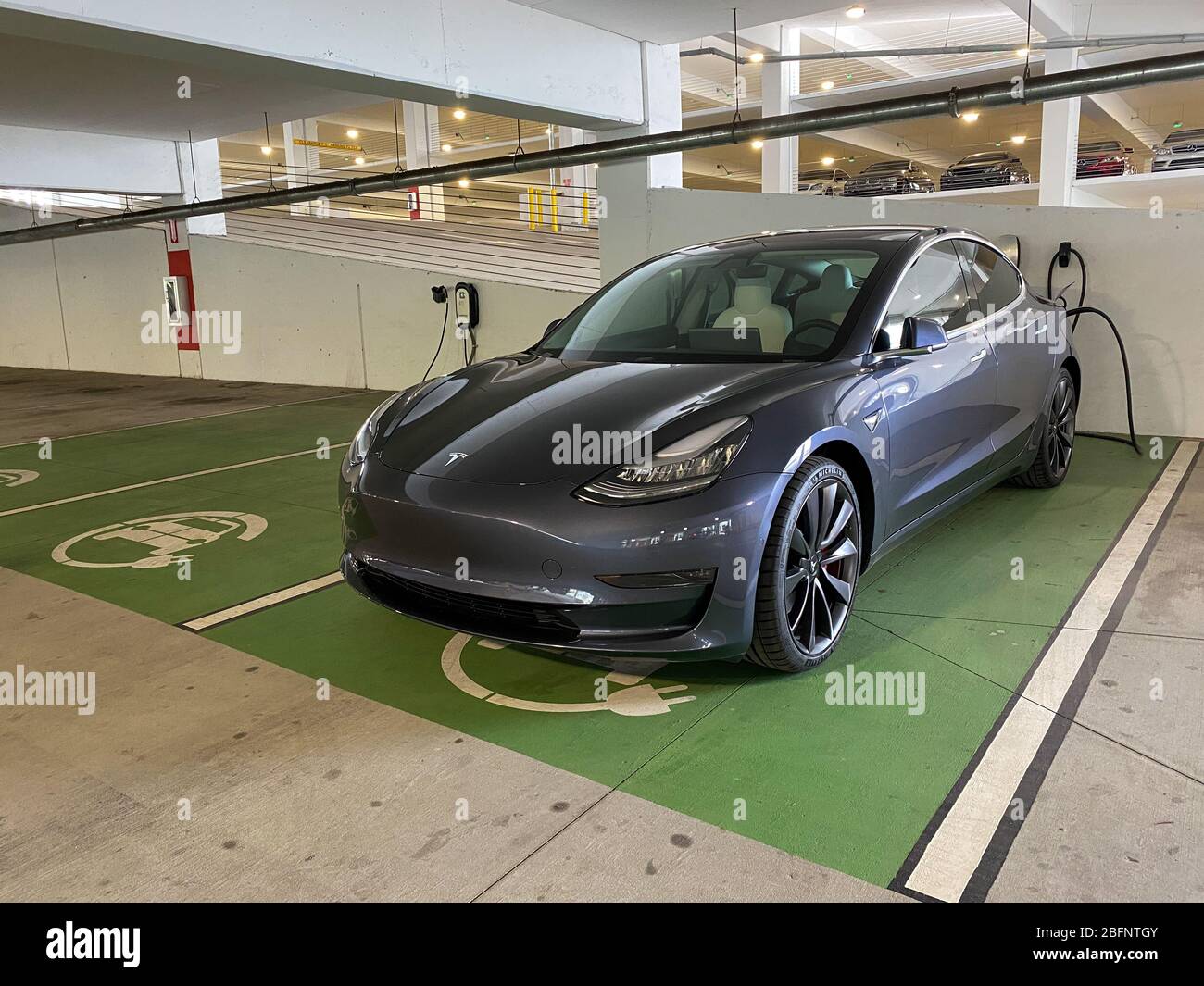 Orlando, FL/USA-10/20: Ein grauer Tesla Model 3 lädt an einer kostenlosen  Garage-Ladestation Stockfotografie - Alamy