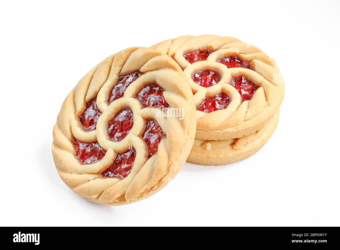 Törtchen mit Kirschmarmelade. Kleine Pasteten isoliert auf weißem Hintergrund Stockfoto