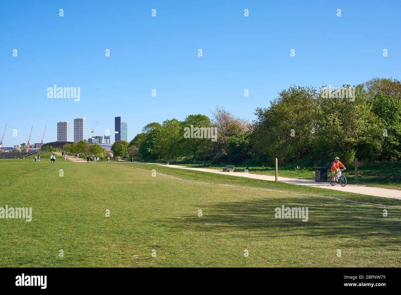Das Feld liegt am Rande des Hackney Marshes, London, Großbritannien, mit Radweg in Richtung Stratford und dem London Olympic Park Stockfoto