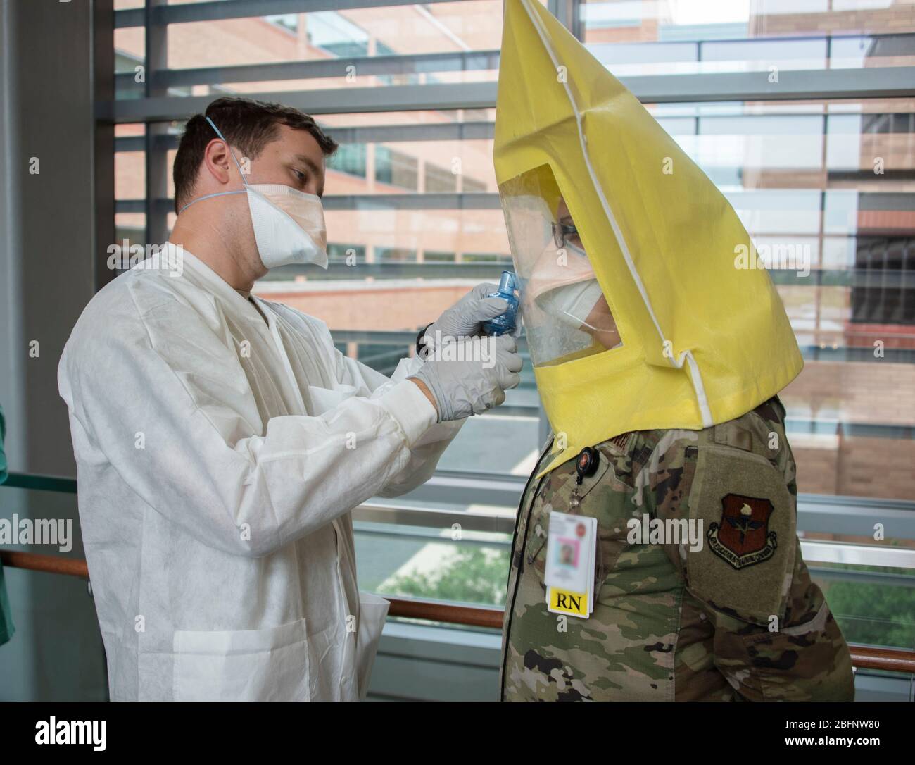 U.S. Army 1st LT. Liston Barber, Public Health Command – Central Environmental Science Officer, verwaltet einen N95 Atemschutzmasken-Fittest für Air Force 1st LT. Jennifer Rossi, eingetragene Krankenschwester, am Brooke Army Medical Center 17. April 2020 in Fort Sam Houston, Texas. Stockfoto