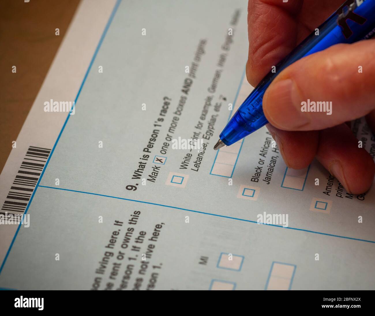 Ein US-Zensus-Formular ist in New York am Mittwoch, 15. April 2020 zu sehen. Die Volkszählung ist eine Zählung aller, die in den Vereinigten Staaten leben, Bürger und nicht-Bürger. Per Gesetz wird sie alle 10 Jahre durchgeführt und die Informationen werden verwendet, um Kongressbezirke neu zu verteilen und die Verteilung der staatlichen Mittel zu beeinflussen. (© Richard B. Levine) Stockfoto