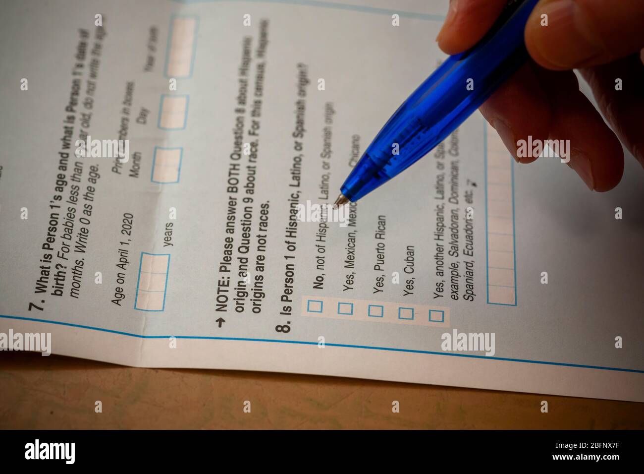 Ein US-Zensus-Formular ist in New York am Mittwoch, 15. April 2020 zu sehen. Die Volkszählung ist eine Zählung aller, die in den Vereinigten Staaten leben, Bürger und nicht-Bürger. Per Gesetz wird sie alle 10 Jahre durchgeführt und die Informationen werden verwendet, um Kongressbezirke neu zu verteilen und die Verteilung der staatlichen Mittel zu beeinflussen. (© Richard B. Levine) Stockfoto