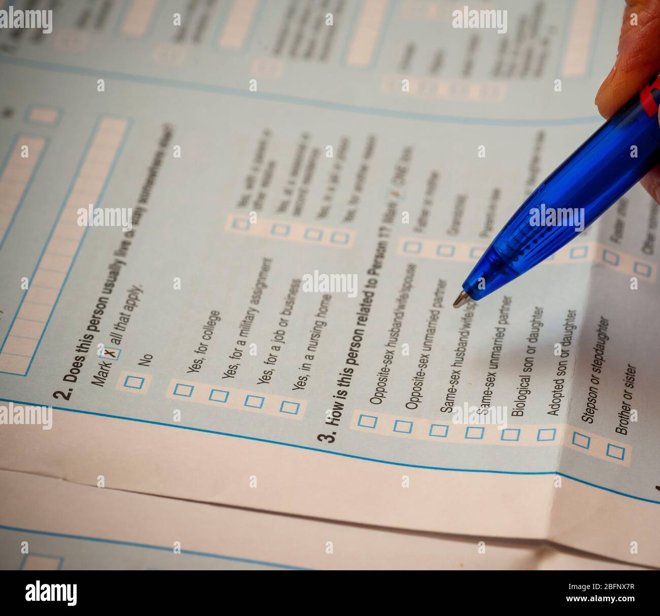 Ein US-Zensus-Formular ist in New York am Mittwoch, 15. April 2020 zu sehen. Die Volkszählung ist eine Zählung aller, die in den Vereinigten Staaten leben, Bürger und nicht-Bürger. Per Gesetz wird sie alle 10 Jahre durchgeführt und die Informationen werden verwendet, um Kongressbezirke neu zu verteilen und die Verteilung der staatlichen Mittel zu beeinflussen. (© Richard B. Levine) Stockfoto