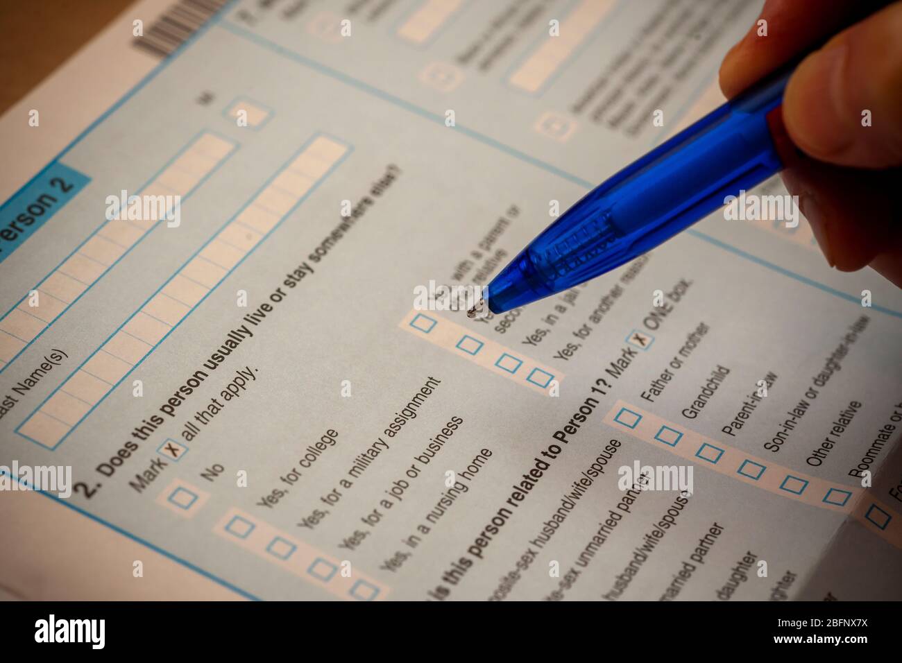 Ein US-Zensus-Formular ist in New York am Mittwoch, 15. April 2020 zu sehen. Die Volkszählung ist eine Zählung aller, die in den Vereinigten Staaten leben, Bürger und nicht-Bürger. Per Gesetz wird sie alle 10 Jahre durchgeführt und die Informationen werden verwendet, um Kongressbezirke neu zu verteilen und die Verteilung der staatlichen Mittel zu beeinflussen. (© Richard B. Levine) Stockfoto