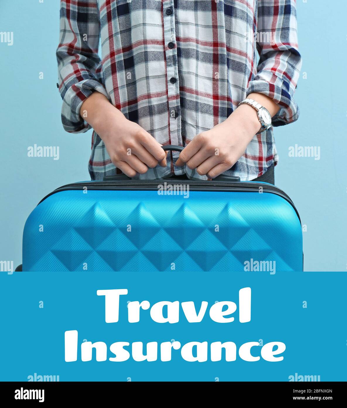 Reiseversicherung Konzept. Frau mit Koffer auf farbigem Hintergrund Stockfoto