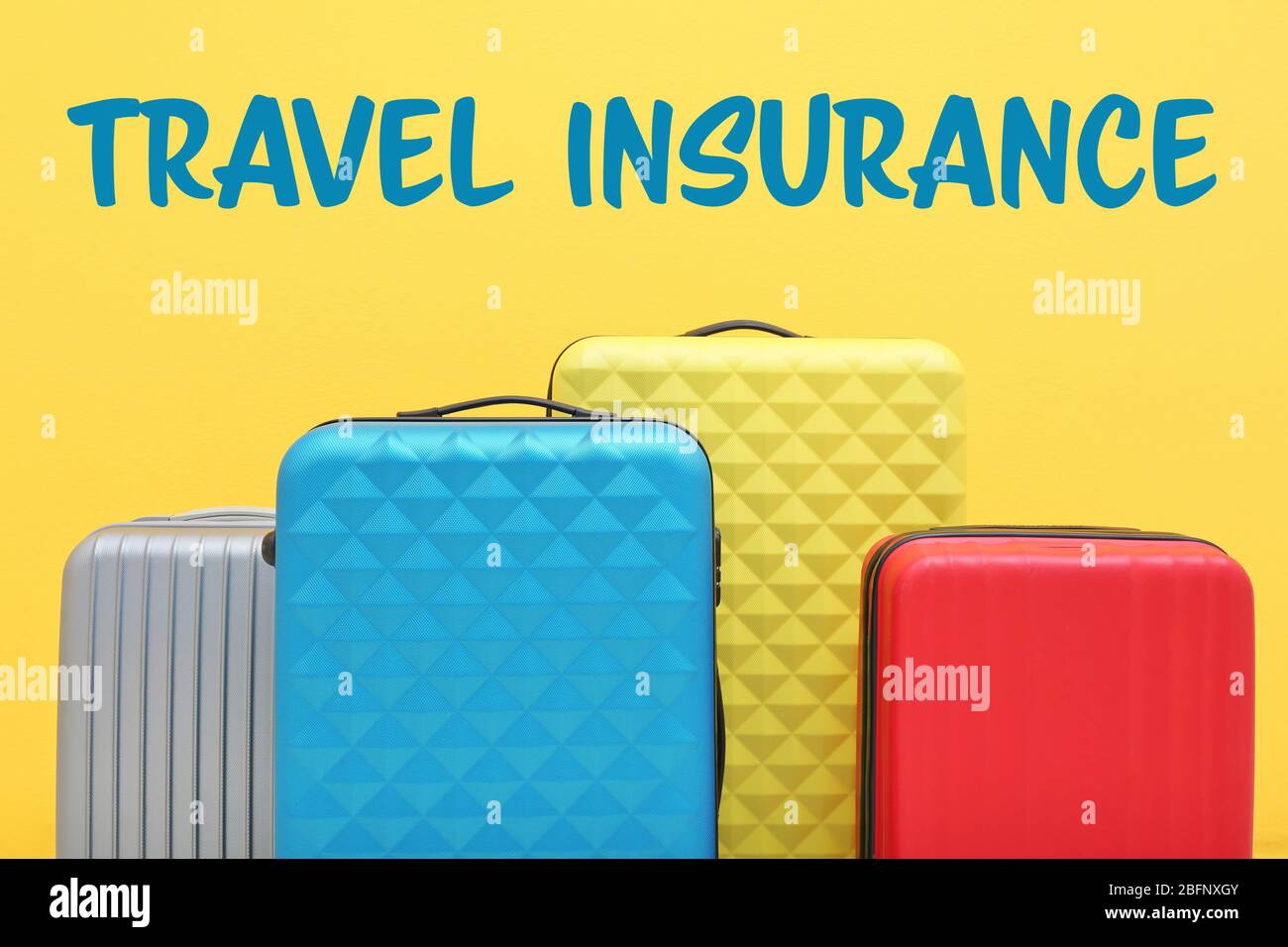 Reiseversicherung Konzept. Koffer auf gelbem Hintergrund Stockfoto