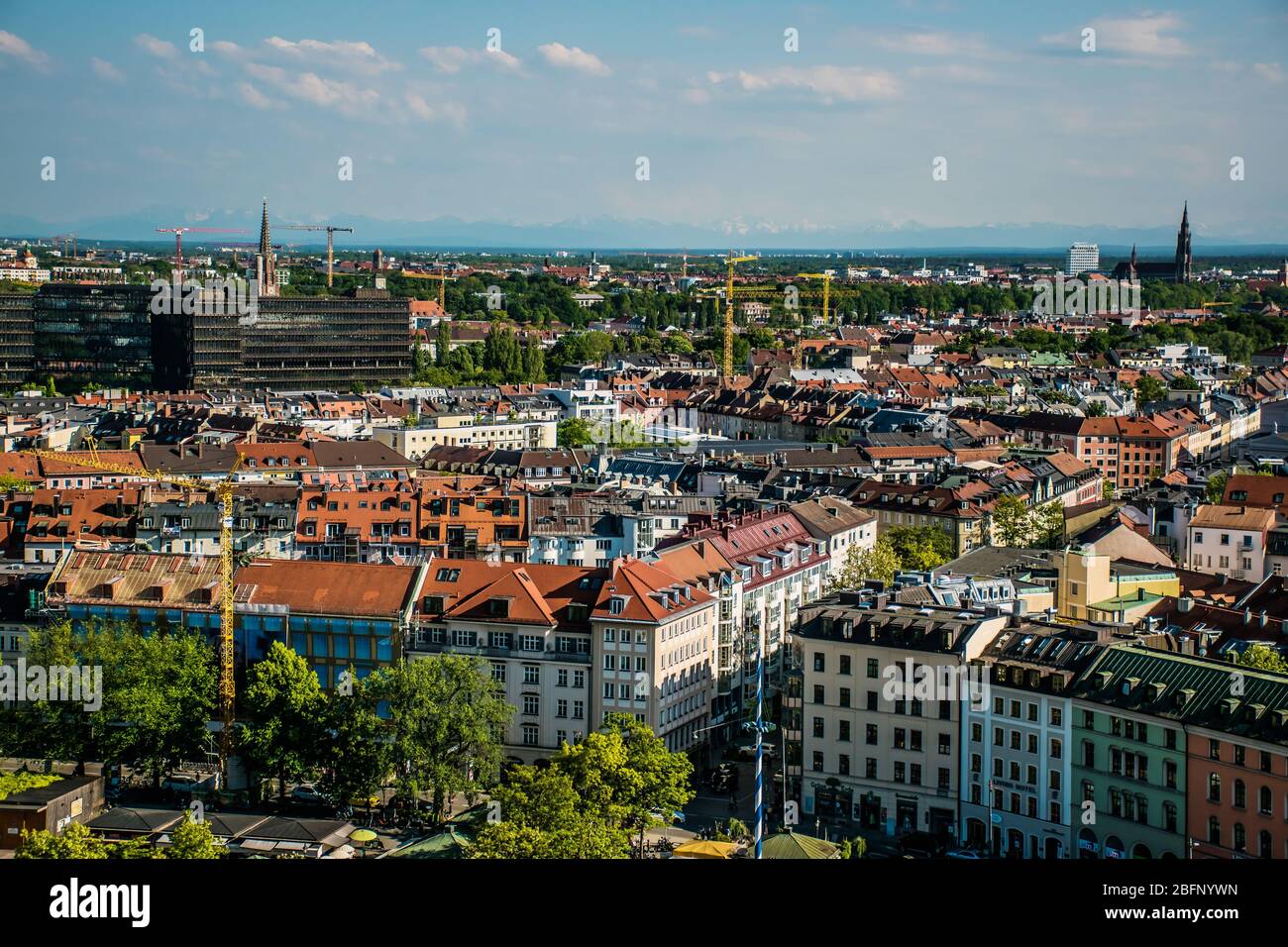 München / Deutschland - 24. Mai 2019: Luftaufnahme von München Moderne und klassische Architektur, Bayerische Alpen am Horizont Stockfoto