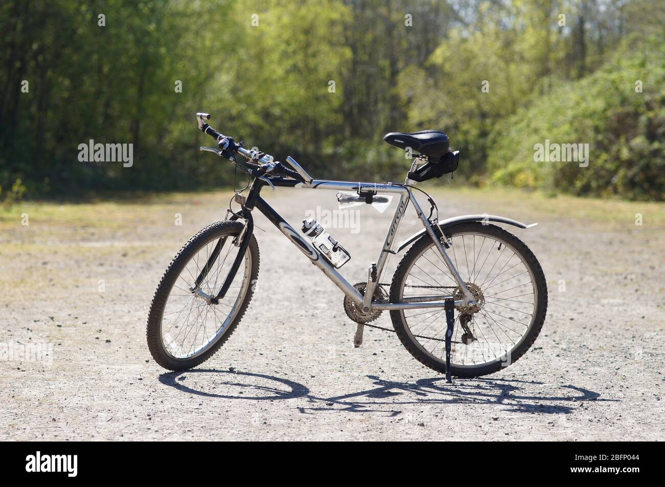 Ein einfaches Hybrid-Fahrrad an einem warmen sonnigen Tag - Fahrrad Radwege Reiten Aktivität carrera Vulcan halfords Stockfoto