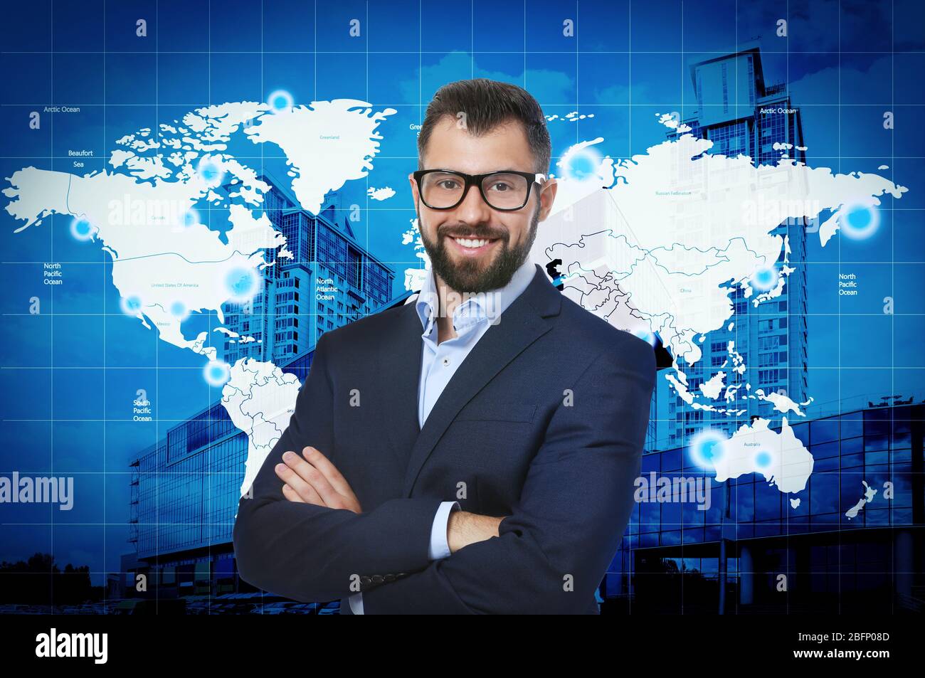 Geschäftsmann mit Weltkarte und Stadtbild im Hintergrund. Konzept des Finanzhandels Stockfoto