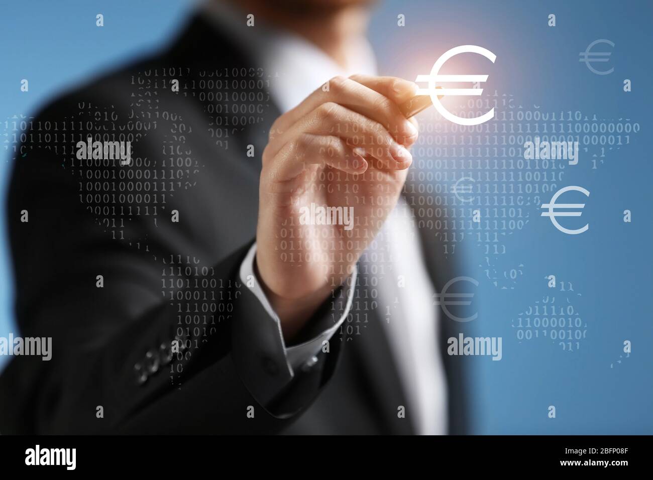 Geschäftsmann drücken Taste mit Euro-Symbol auf dem virtuellen Bildschirm. Konzept des Finanzhandels Stockfoto