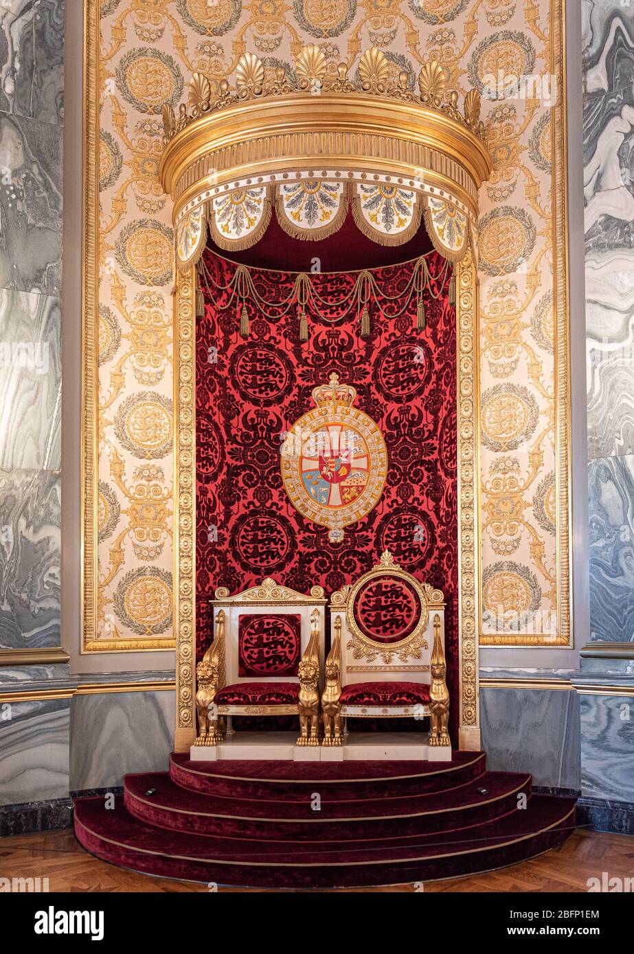 Innenräume der königlichen Säle im Schloss Christiansborg in Kopenhagen Dänemark, Thron der dänischen Königsfamilie Stockfoto