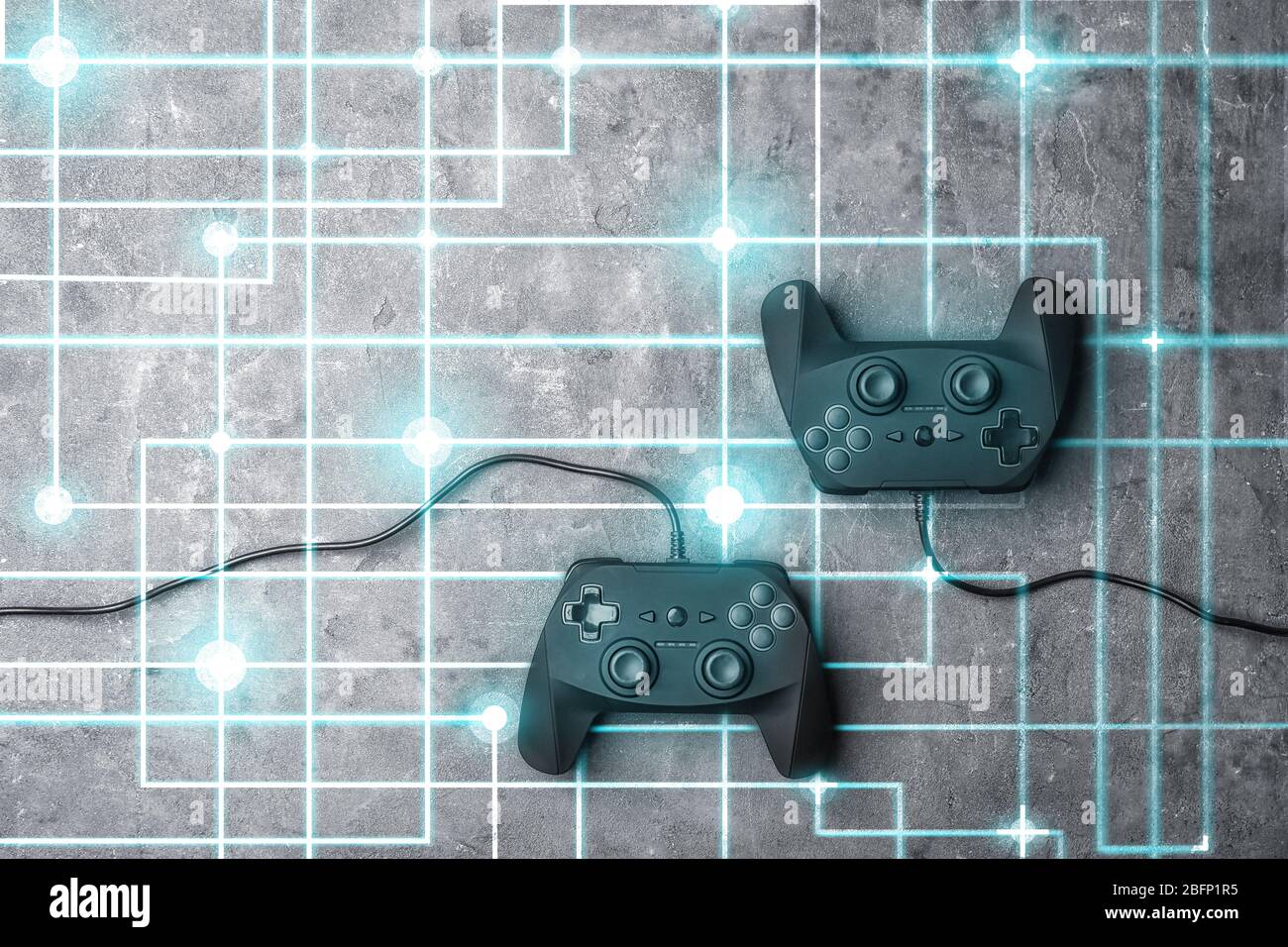 Videospiel-Controller auf grauem Hintergrund, digitaler Mesh-Effekt. Freizeit und Unterhaltung Stockfoto