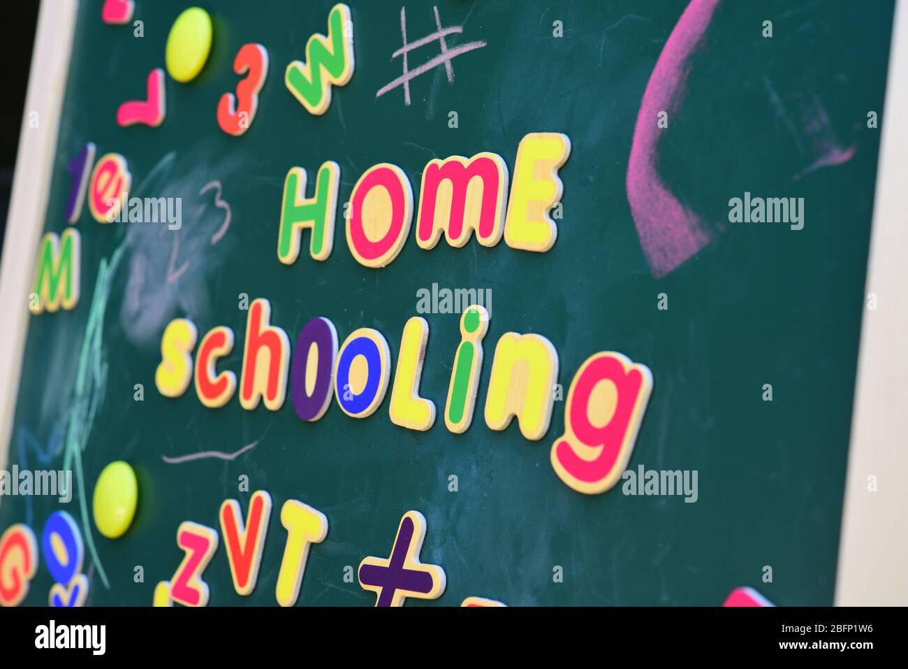 Eine bunte ‘Home Schooling’ geschrieben auf einer Tafel in magnetischen Buchstaben. Stockfoto