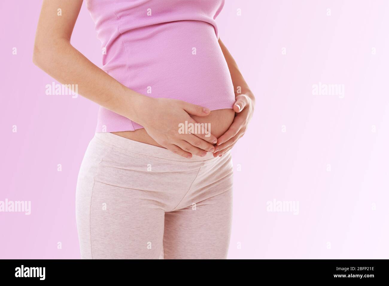 Schwangere Frau auf hellen Hintergrund Stockfoto