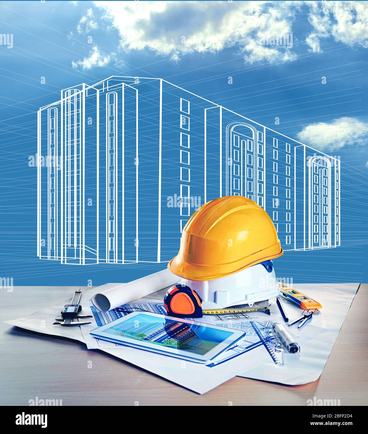 Tabelle mit Konstruktionszeichnungen und andere Werkzeuge Himmel Hintergrund mit Vektor-Haus Bild Stockfoto