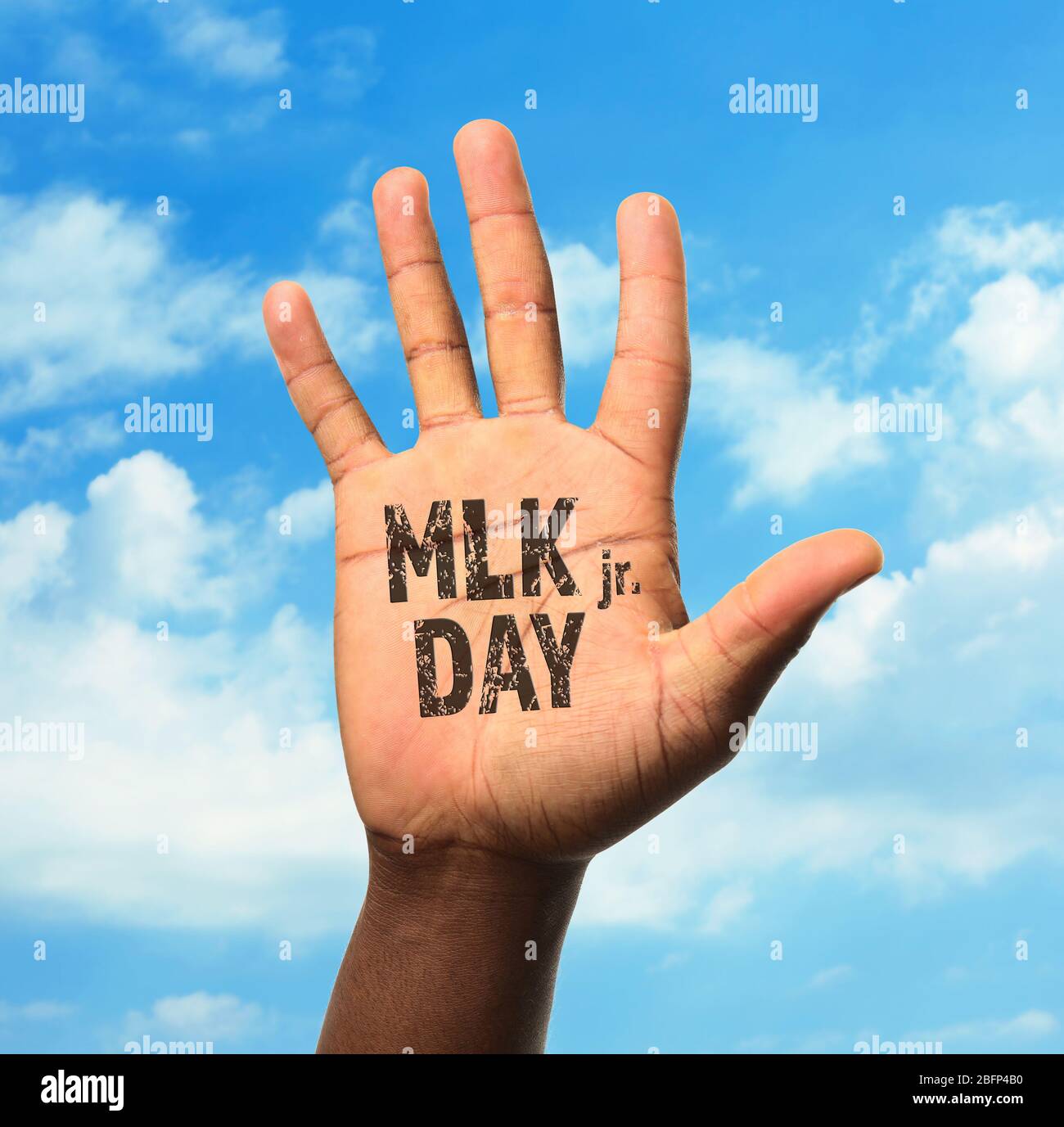 Martin Luther King Day. Männliche Hand auf blauem Himmel Hintergrund Stockfoto