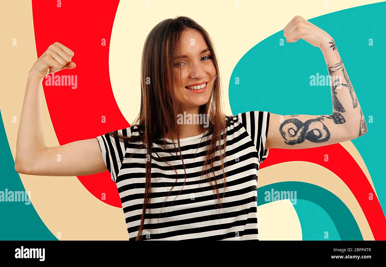 Junge Frau mit Tattoo auf Pin-up Hintergrund Stockfoto