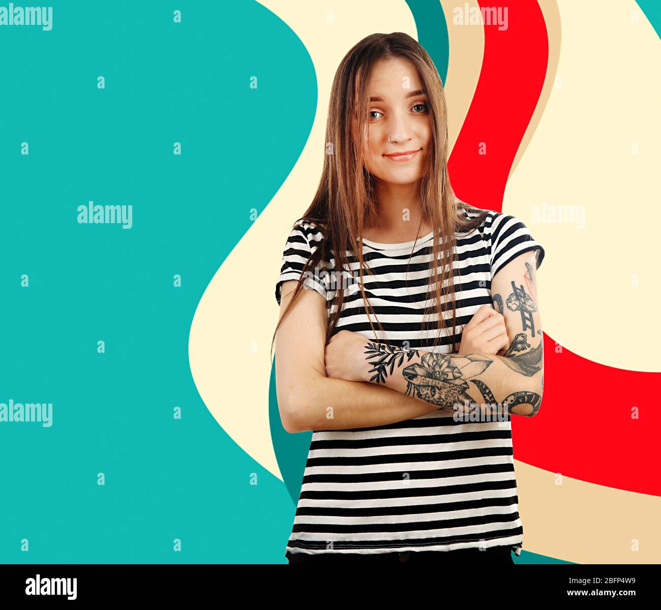 Junge Frau mit Tattoo auf Pin-up Hintergrund Stockfoto