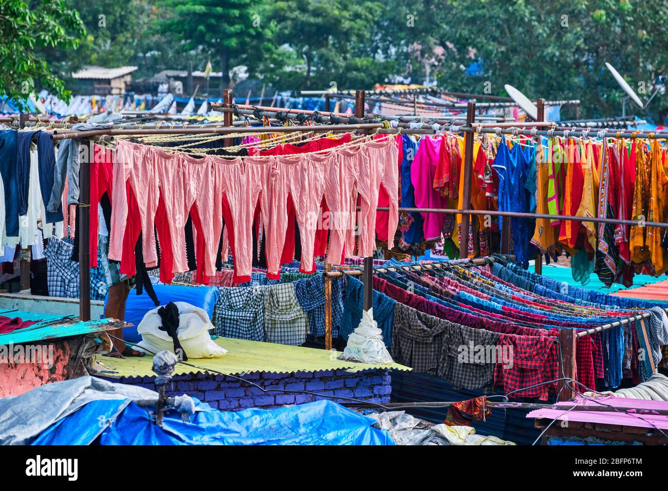 Dhobi Ghat ist ein Freiluft-Waschsalon in Mumbai, Indien mit Wäsche Trocknen an Seilen Stockfoto