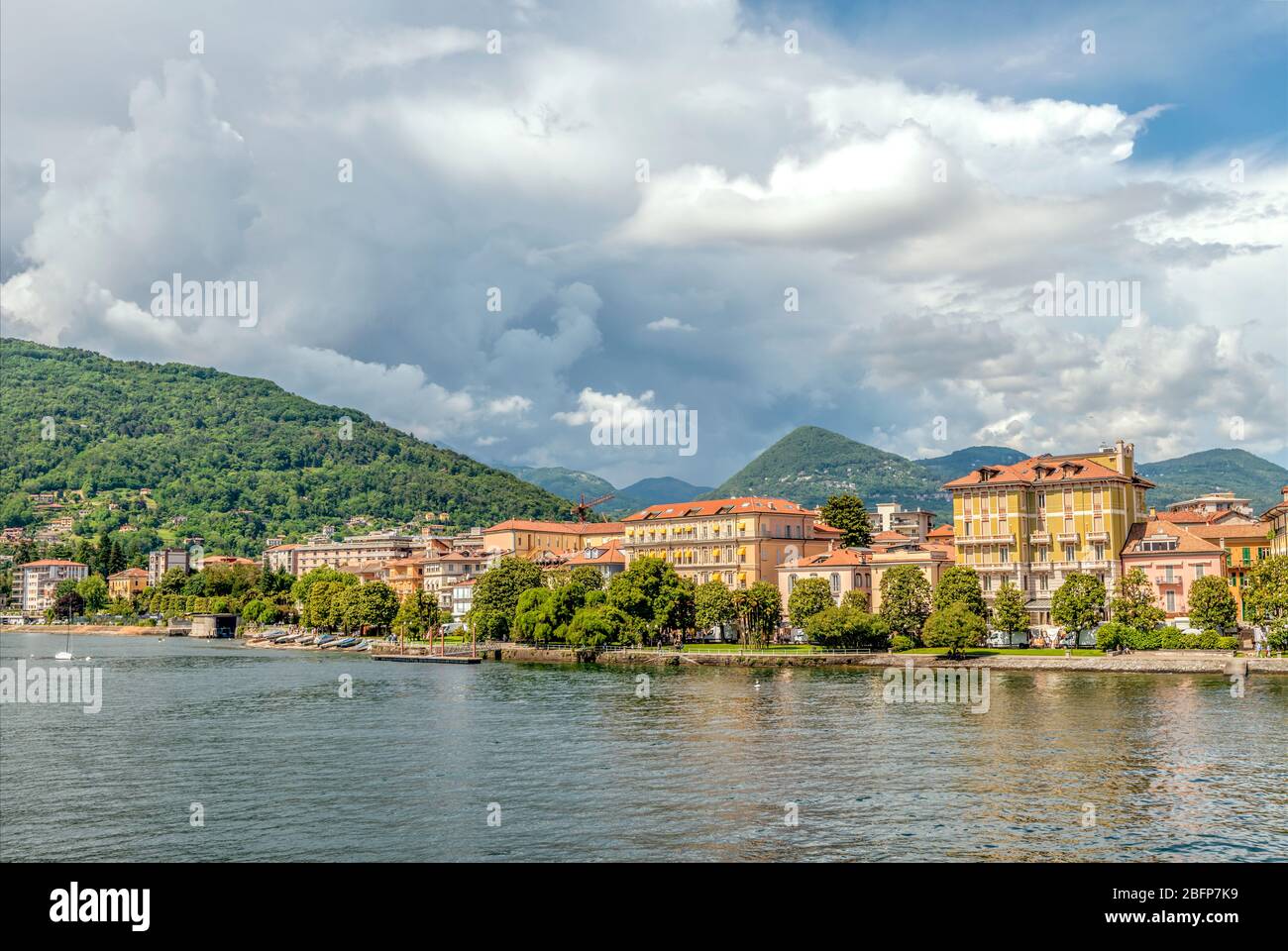 Waterfront of Pallanza am Lago Maggiore von der Küste, Piemont, Italien Stockfoto