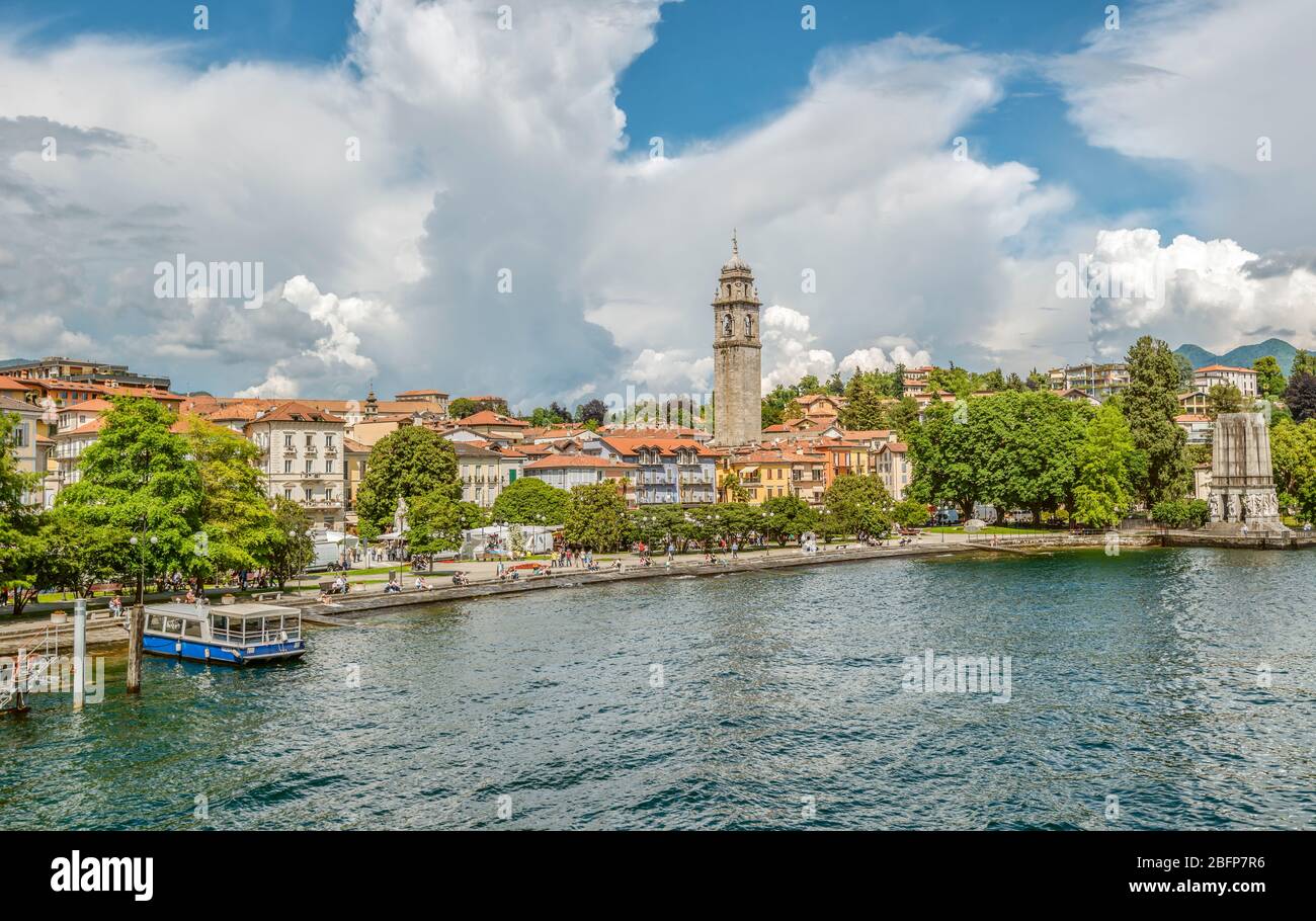 Waterfront of Pallanza am Lago Maggiore von der Küste, Piemont, Italien Stockfoto