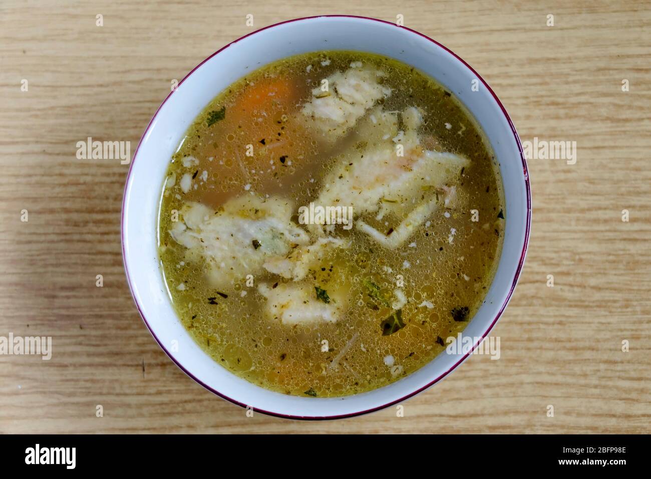 Bulgarische traditionelle Hühnersuppe mit Gemüse und Gewürzen in einer weißen Schüssel, Sofia, Bulgarien Stockfoto