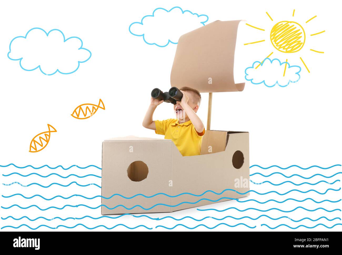 Kleiner Junge spielt mit Pappschiff. Zeichnen auf Hintergrund. Stockfoto