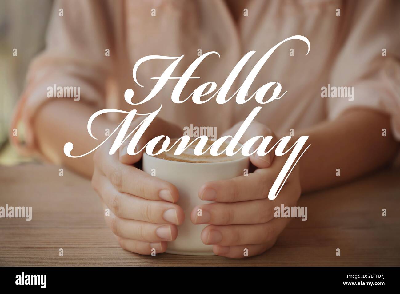 Text HALLO MONTAG und weibliche Hände mit Tasse aromatischen Kaffee auf Hintergrund Stockfoto