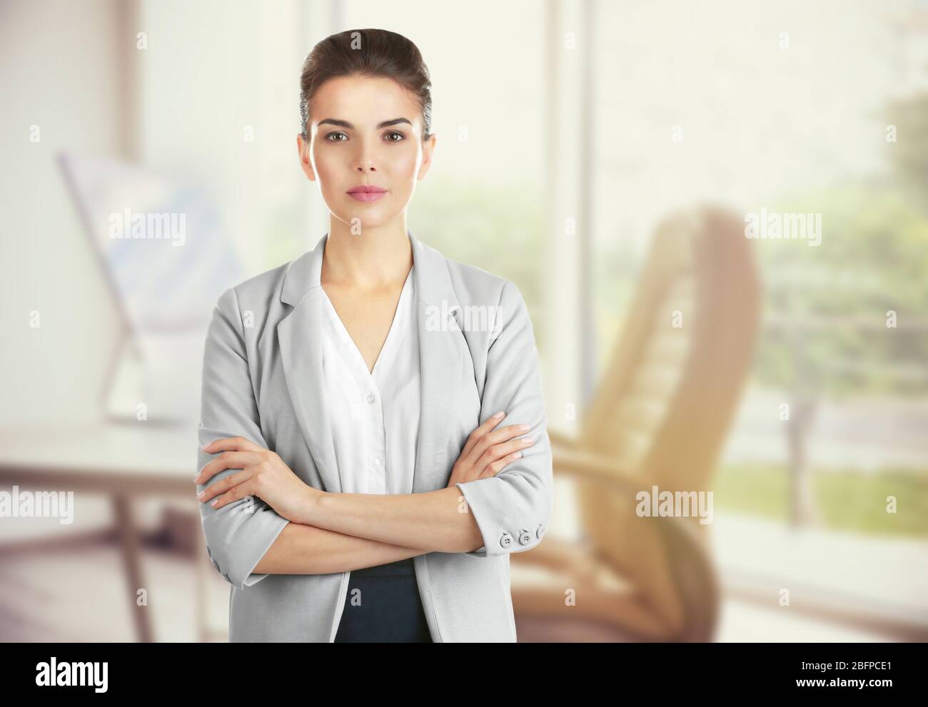 Schöne Frau auf verschwommenem Bürohintergrund. Rechtsanwalt und Notar Konzept. Stockfoto