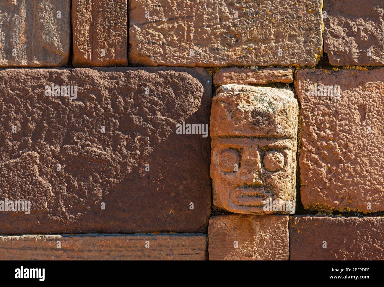 Nahaufnahme eines geschnitzten Steinkopfes im halbunterirdischen Hoftempel von Tiwanaku, La Paz, Bolivien. Stockfoto