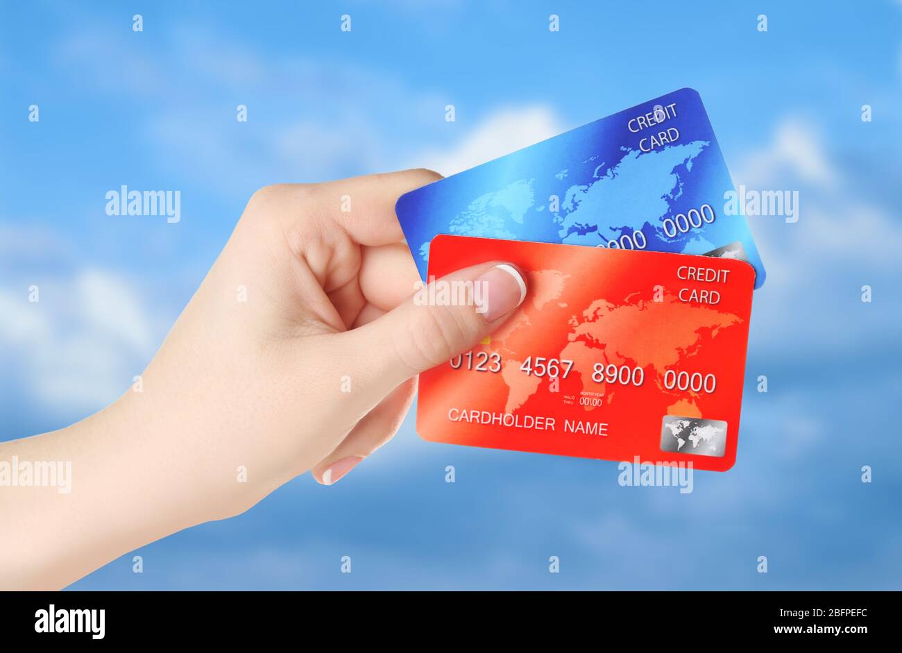 Reisekonzept. Frau mit Kreditkarten auf Himmel Hintergrund Stockfoto