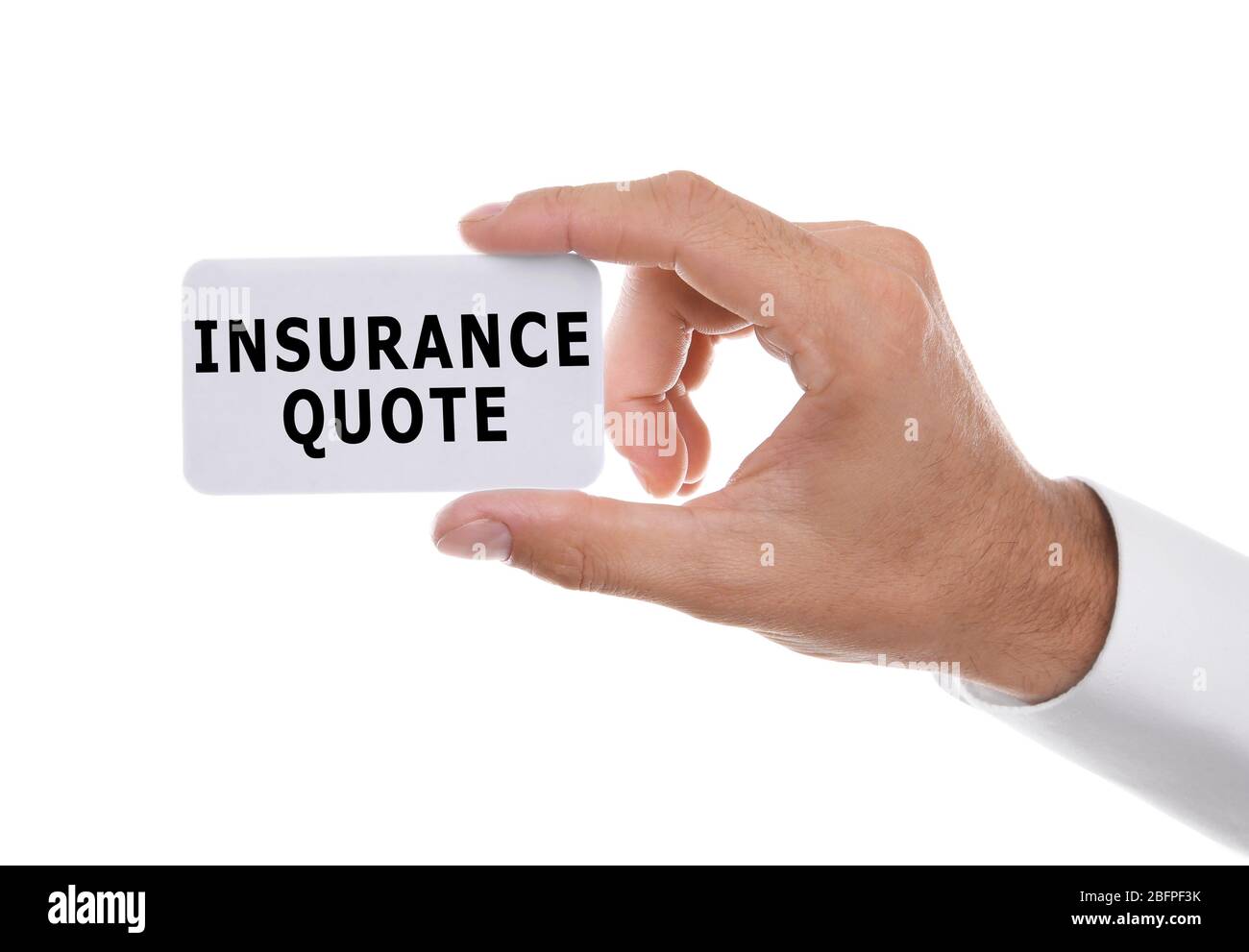 Konzept des Versicherungsangebot. Mann mit Visitenkarte mit Text auf weißem Hintergrund Stockfoto