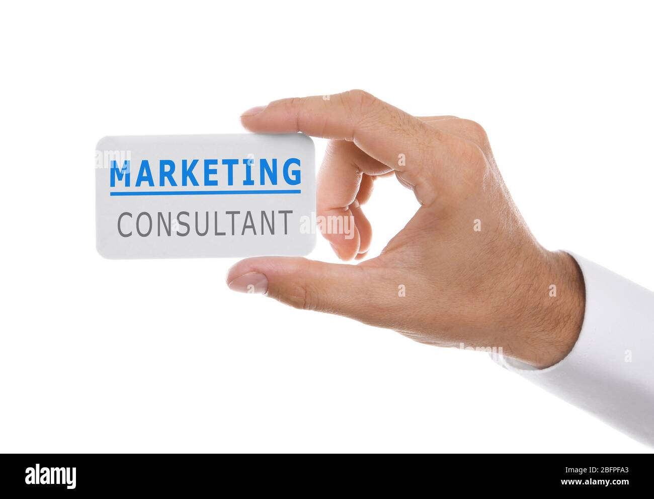 Mann mit Visitenkarte in der Hand auf weißem Hintergrund. Konzept des Marketing Consultants Stockfoto