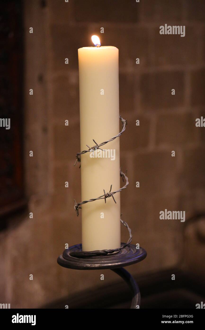 Kerze mit Stacheldraht Stockfoto