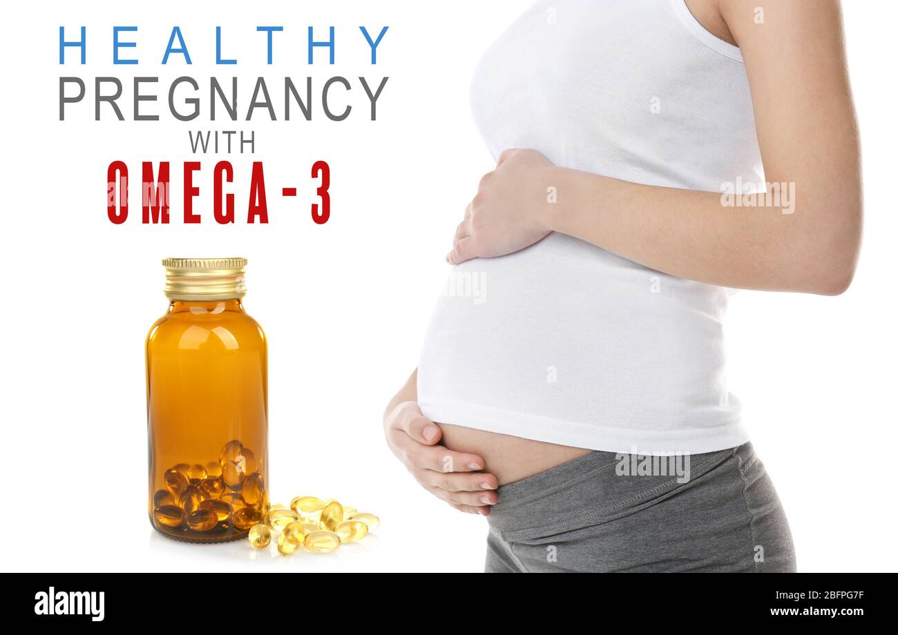 Konzept der gesunden Schwangerschaft und Fischöl. Schwangere Frau und Kapseln auf weißem Hintergrund Stockfoto