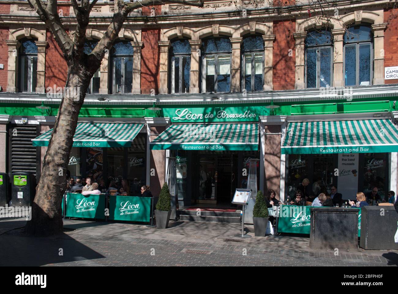 Green Cafe Restaurant Al Fresco Dining Leon de Bruxelles, 24 Cambridge Circus, London, WC2H Stockfoto