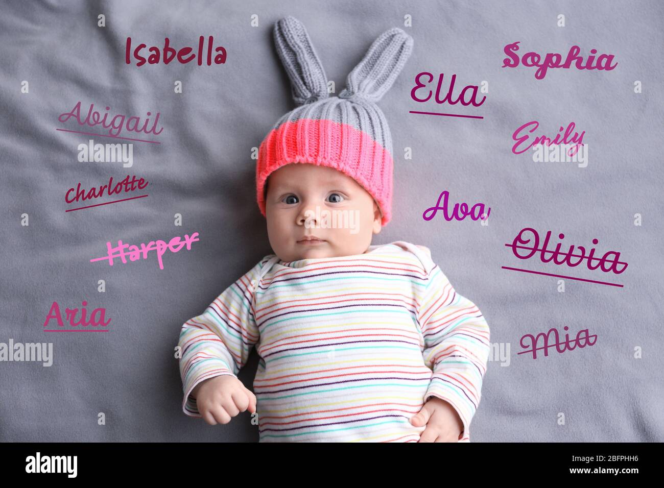 Konzept für Babynamen. Nettes kleines Mädchen auf Decke liegend Stockfoto