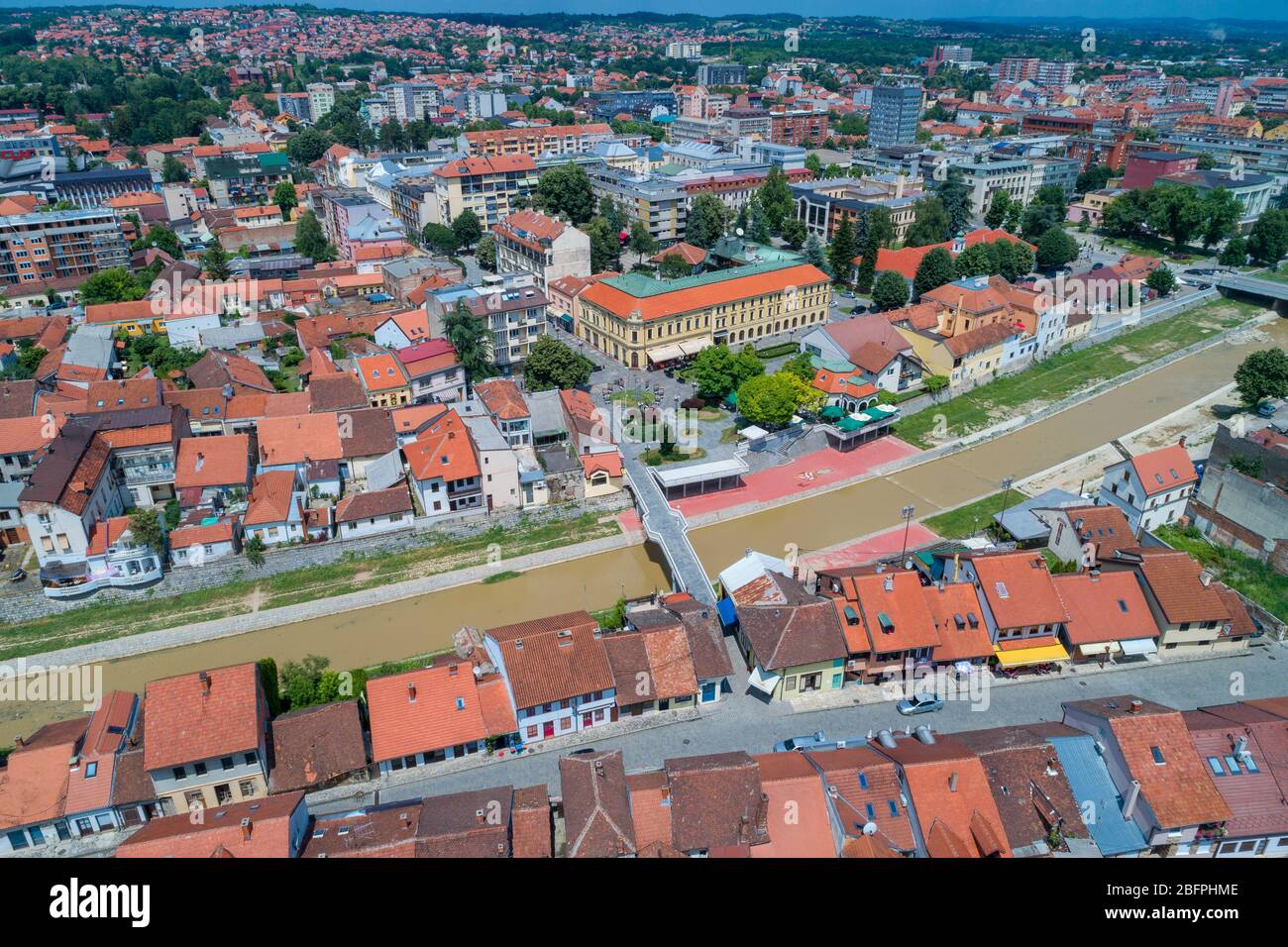 Valjevo, Luftaufnahme der Stadt in Serbien, Verwaltungszentrum des Distrikts Kolubara im Westen Serbiens, Stockfoto