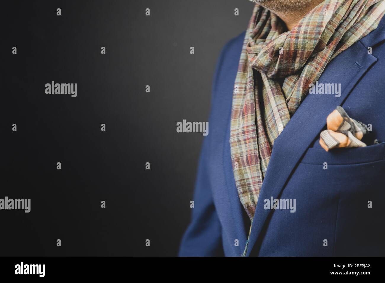 Stylischer Mann, elegant in Schal und Anzug gekleidet. Stockfoto