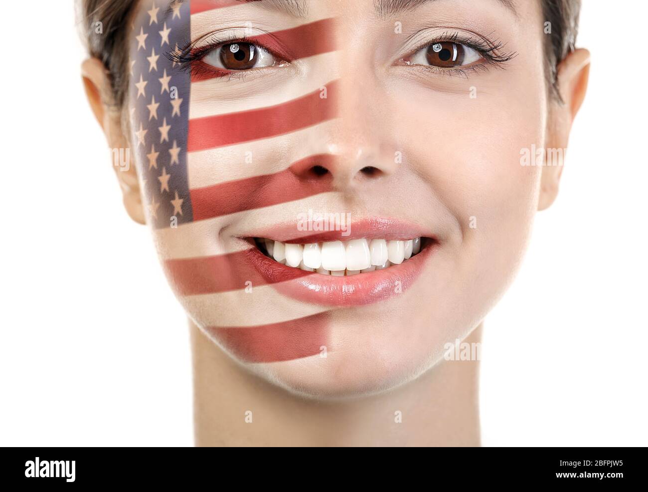 Patriotisches Konzept. Junge Frau mit gemaltem Gesicht als amerikanische Flagge auf weißem Hintergrund Stockfoto